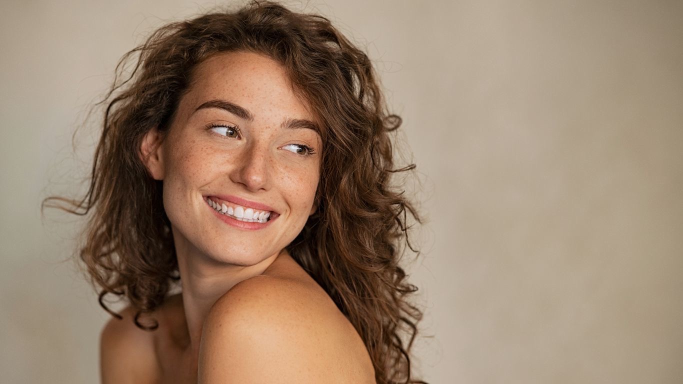 Verwandle deine Wimpern und Brauen bei Elegance Aesthetics in Fürth