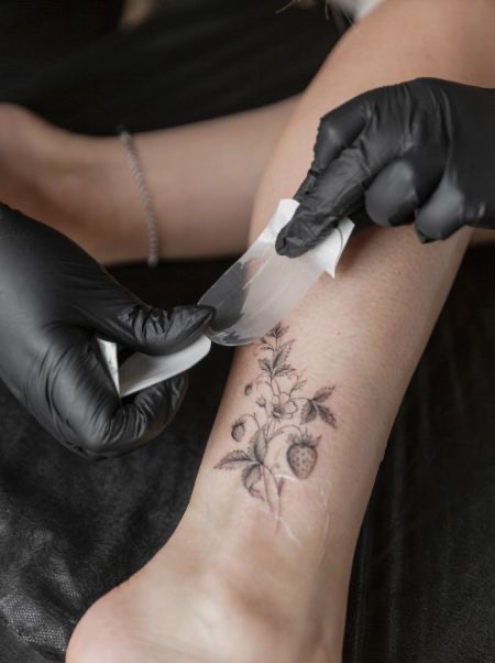 Fine Line Tattoo bei Elegance Aesthetics