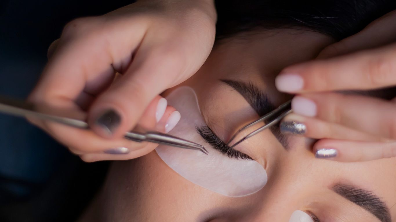 Wimpern & Augenbrauen bei Elegance Aesthetics