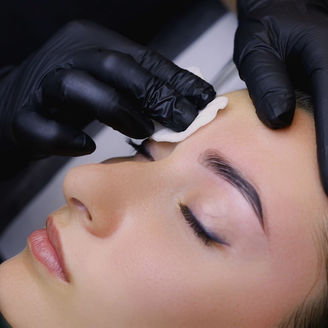 Augenbrauen-Styling bei Elegance Aesthetics